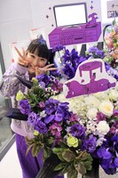 ファンから贈られた花を前に記念撮影する大黒柚姫。