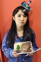 ケータリングのトンカツに味噌が添えられていないことに不服を訴える咲良菜緒。