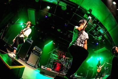 4月4日にKNOCK OUT MONKEYが行った兵庫・チキンジョージ公演の様子。（撮影：渡邊一生）