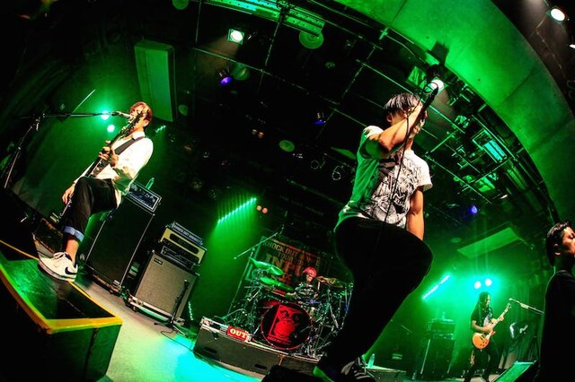 4月4日にKNOCK OUT MONKEYが行った兵庫・チキンジョージ公演の様子。（撮影：渡邊一生）