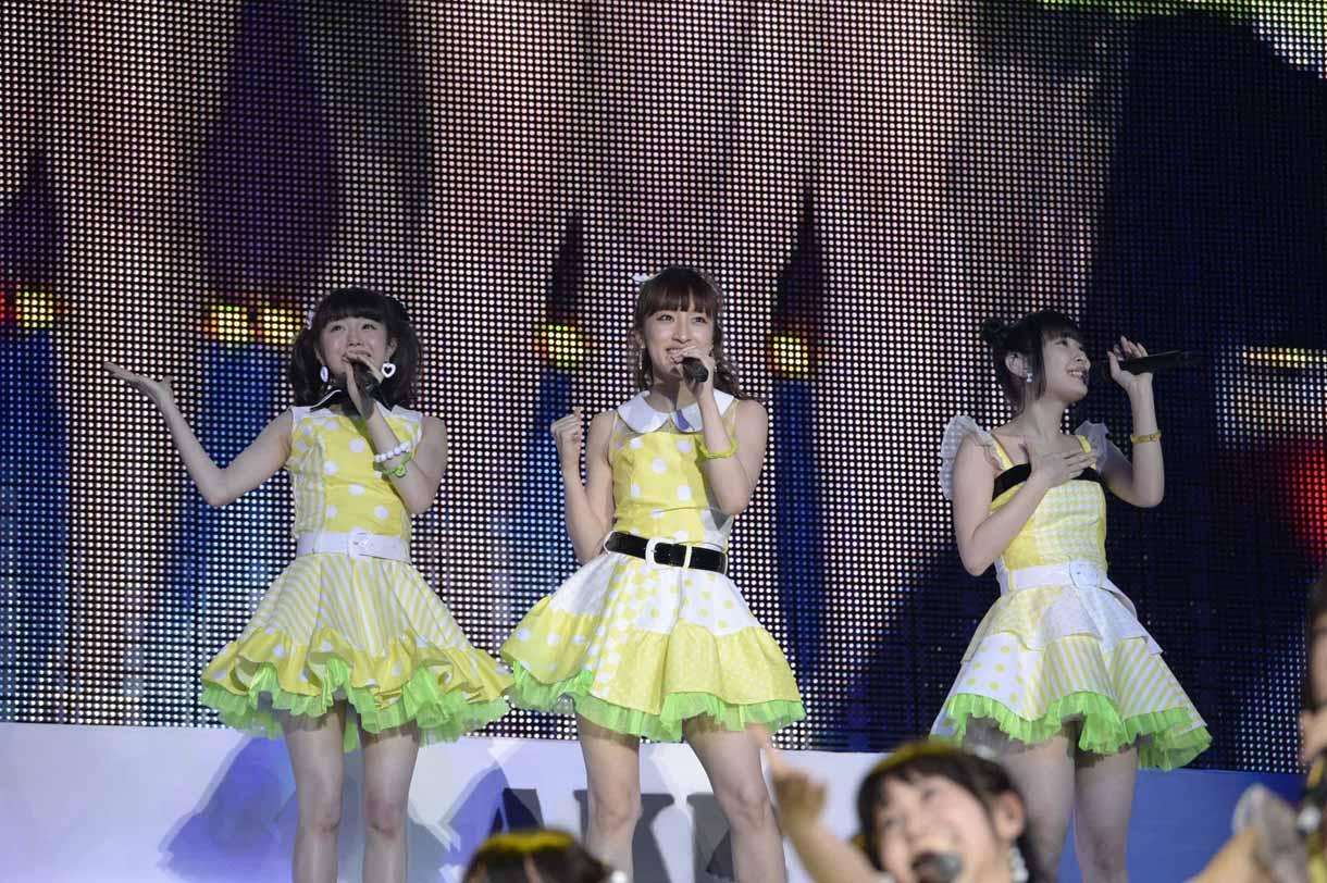 左から山田菜々、小笠原茉由、山本彩。 (c)AKS [画像ギャラリー 3/26