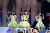 左から市川美織、梅田彩佳、高柳明音。 (c)AKS