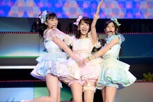 左から吉田朱里、柏木由紀、上西恵。 (c)AKS