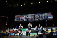 「僕がもう少し大胆なら」歌唱の様子。 (c)AKS