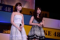 左から小笠原茉由、小谷里歩。 (c)AKS