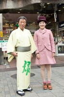 左から大泉逸郎、宇宙人・しのさきあさこ（Vo）。