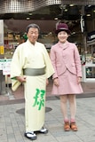 左から大泉逸郎、宇宙人・しのさきあさこ(Vo)。
