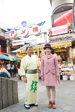 左から大泉逸郎、宇宙人・しのさきあさこ（Vo)。