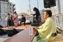 宇宙人の演奏を聴く大泉逸郎。