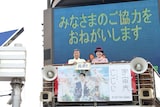 左から大泉逸郎、宇宙人・しのさきあさこ(Vo)。