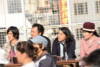 大泉逸郎の歌唱に聴き入る宇宙人。