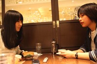 阿部はりか（禁断の多数決）と大森靖子の対談の様子。