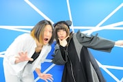 左から須藤寿(髭)、プー・ルイ(BiS)。