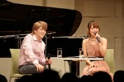 坂本美雨と小室哲哉が出演した公開収録イベント「ディア・フレンズLIVE Vol.2 Welcomes 小室哲哉 supported by あ・う・て」の様子。
