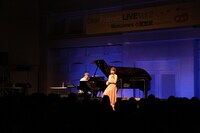 坂本美雨と小室哲哉が出演した公開収録イベント「ディア・フレンズLIVE Vol.2 Welcomes 小室哲哉 supported by あ・う・て」の様子。