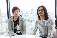 左から松田晋二（Dr）、菅波栄純（G）。