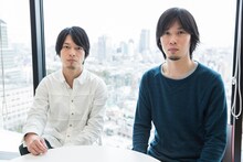 左から山田将司（Vo）、岡峰光舟（B）。