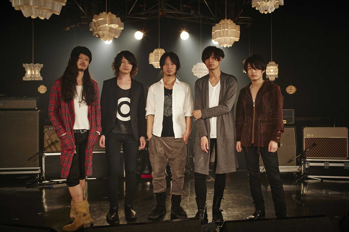 THE BACK HORN・山田将司（写真中央）と[Alexandros]。