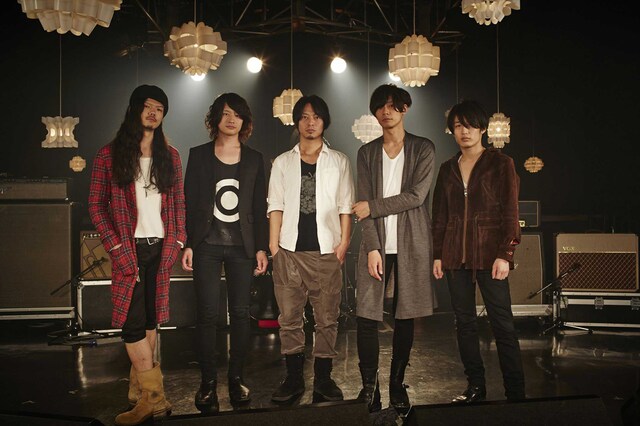 THE BACK HORN・山田将司（写真中央）と[Alexandros]。