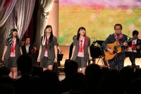 左から有安杏果、佐々木彩夏、百田夏菜子、さだまさし。