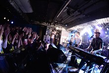 「PREMIUM LIVE SERIES 2014 "THE DREAM MATCH#1"」よりスキマスイッチのライブの様子。