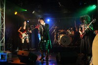 バックドロップシンデレラのスタジオライブの様子。