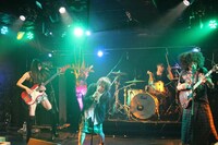 バックドロップシンデレラのスタジオライブの様子。