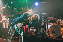 バックドロップシンデレラのスタジオライブの様子。