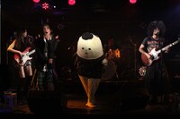 バックドロップシンデレラのスタジオライブの様子。