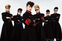 今週の人気の画像2位は「氣志團ジャケに“喧嘩上等”な学ラン＆リーゼント尾野真千子」より、尾野真千子（中央）と氣志團。