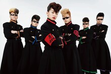 尾野真千子（中央）と氣志團。