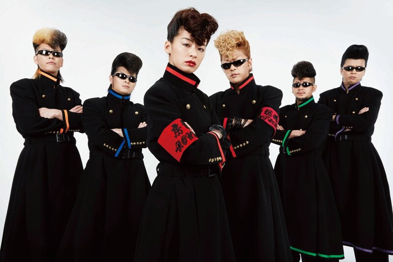 尾野真千子（中央）と氣志團。