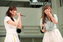 左から佐野友里子、河西智美。