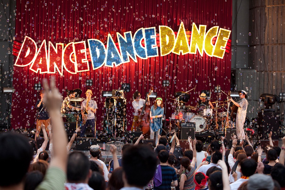 2013年に開催されたEGO-WRAPPIN' AND THE GOSSIP OF JAXX「Dance, Dance, Dance ～あなたとマリアージュ～」の模様。
