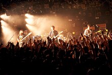 4月10日に東京・渋谷CLUB QUATTROで行われたBase Ball Bear「TOUR『光蘚』」追加公演の様子。（Photo by Yoshiharu Ota）