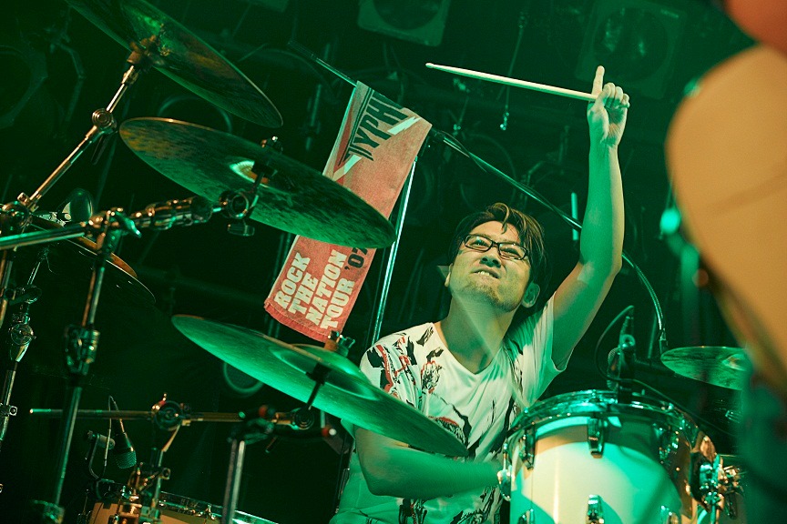 堀之内大介（Dr, Cho）（Photo by Yoshiharu Ota）