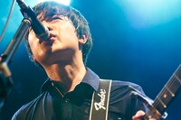 小出祐介（Vo, G）（Photo by Yoshiharu Ota）