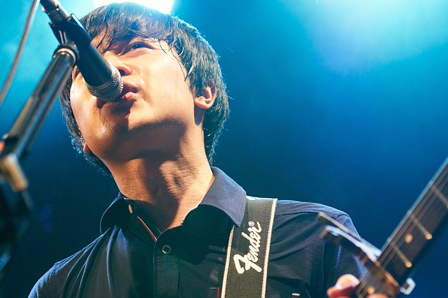 小出祐介（Vo, G）（Photo by Yoshiharu Ota）