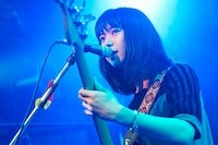 関根史織（B, Cho）（Photo by Yoshiharu Ota）