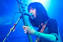 関根史織（B, Cho）（Photo by Yoshiharu Ota）