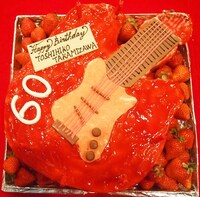 高見沢俊彦に贈られた60歳を祝うバースデーケーキ。