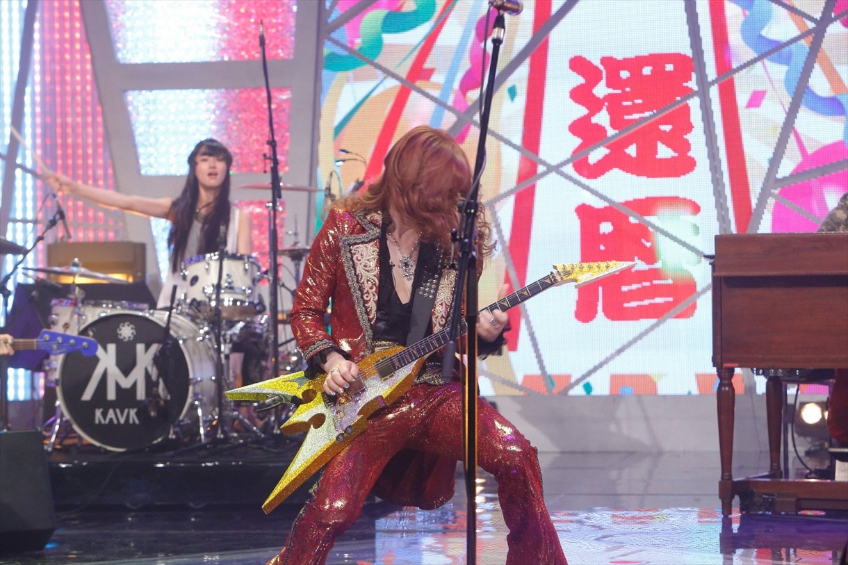 派手にギターを掻き鳴らして「堂本兄弟のテーマ」を演奏する高見沢俊彦。