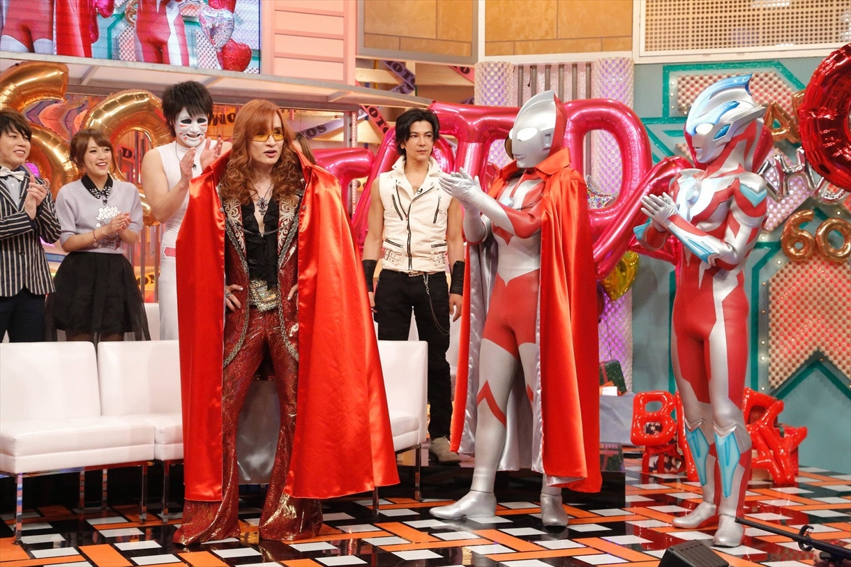 お祝いに駆け付けたウルトラマン、ウルトラマンギンガと高見沢俊彦。