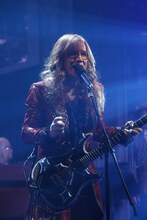 「ROCKDOM -風に吹かれて-」を歌う高見沢俊彦。