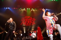 ニューロティカ・アツシ（写真右）を迎え「I was PUNK!!」をプレイするグループ魂。