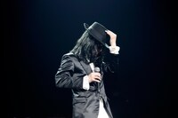 マイケル・ジャクソンの真似をする星野源。（撮影：三浦知也）