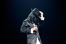 マイケル・ジャクソンの真似をする星野源。（撮影：三浦知也）