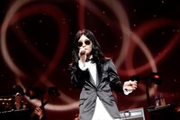 “ニセ明”に扮した星野源。（撮影：三浦知也）