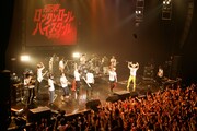 4月9日に東京・Zepp Tokyoで行われた「グループ魂 vs 氣志團 ~超絶魂2 お台場大パニック!超激突\(‘jjj’)/~」アンコールの様子。