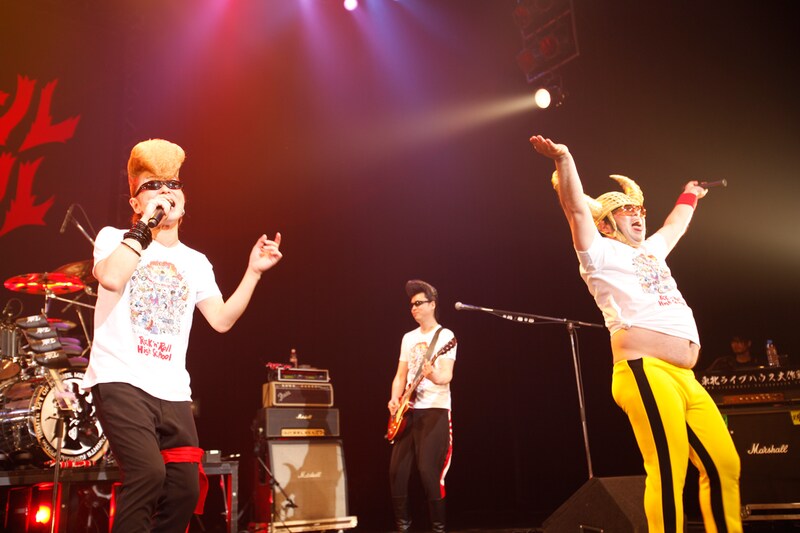 4月9日に東京・Zepp Tokyoで行われた「グループ魂 vs 氣志團 ~超絶魂2 お台場大パニック!超激突\(‘jjj’)/~」アンコールの様子。